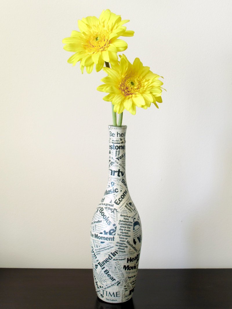 3. Декупаж бутылки, из которой легко сделать симпатичную или юмористическую вазу, все зависит от набора слов
