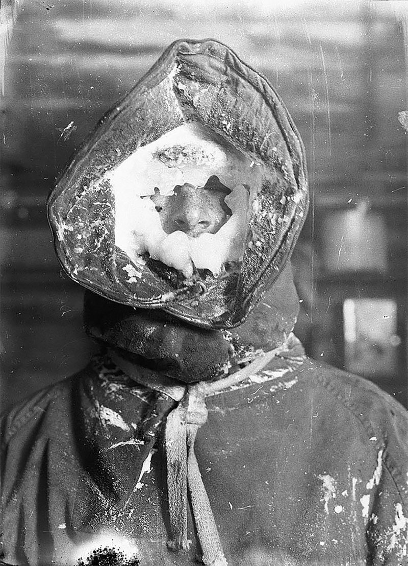 Метеоролог Мадиган после снятия показаний приборов, приблизительно 1912 год 