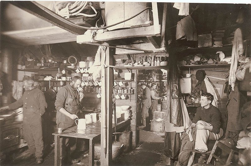 Кухонный уголок на экспедиционной базе, приблизительно 1912 год 