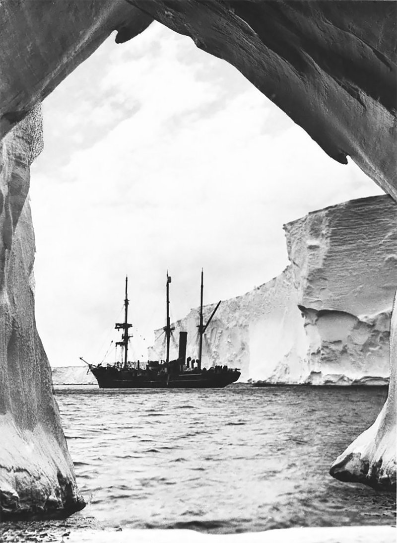 Экспедиционное судно - яхта "Аврора", залив Содружества, декабрь 1913 года 