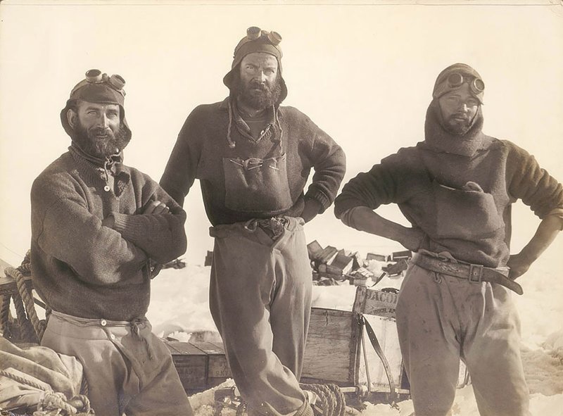 Слева направо: Джордж Доверс, Сидни Джонс и Арчибальд Ходли