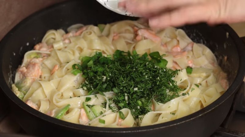Быстрый ужин – паста с лососем в сливочном соусе