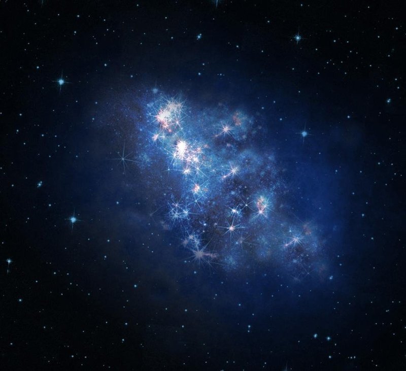 Галактика, известная по каталожному имени z8_GND_5296. Свет из галактики идет до нас около 1,3 млрд. лет. Телескопы "Хаббла" и обсерватории Кека, которые засекли галактику почти одновременно, "увидели" ее в инфракрасном свете