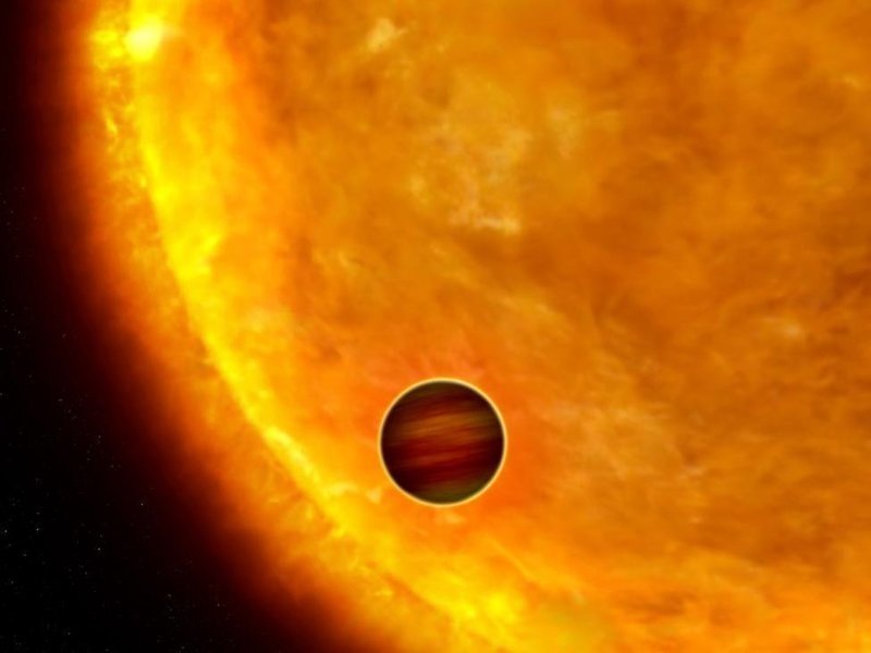 Планета размером с Юпитер проходит мимо своей звезды. Это явление называется "прохождение" или "астрономический транзит" и приводит к кратковременному уменьшению яркости звезды на несколько процентов
