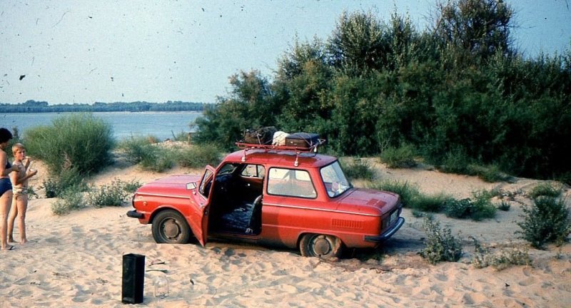 "Запорожец" не менее "Волги" использовали для поездок на отдых. Астраханская область, приволжские пески.