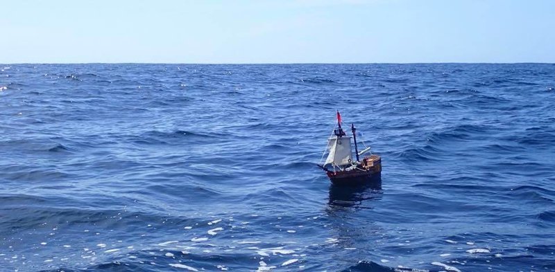 Игрушечный парусный корабль уже почти год бороздит моря и океаны