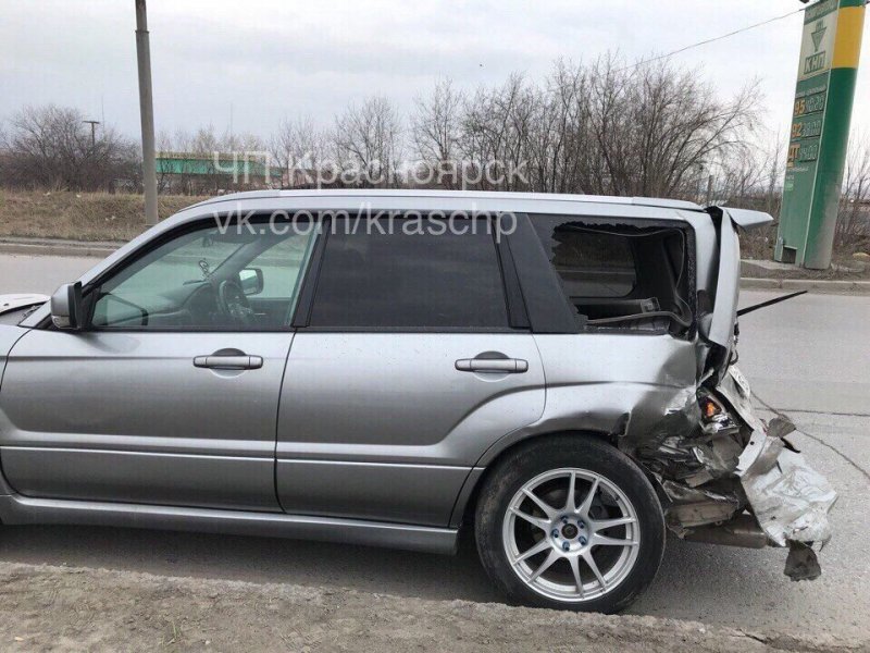 Водитель пострадавшего Subaru бросился в погоню за BMW, но вскоре остановился и вышел из машины.