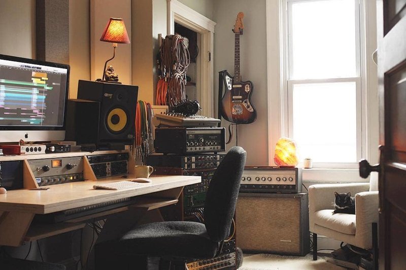 30 фотографий крутых домашних студий, о которых мечтали все начинающие музыканты