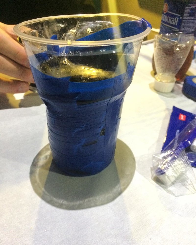 Протекает пластиковый стакан? Синяя изолента спешит на помощь!
