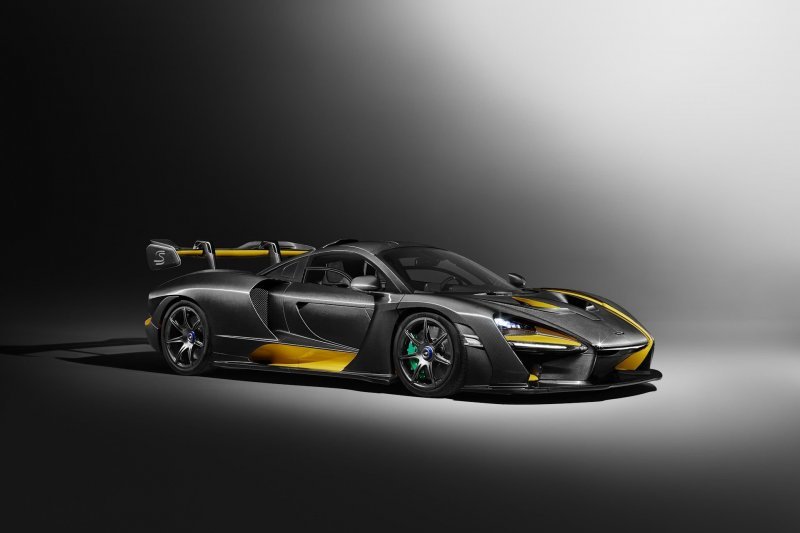 Первым и самым очевидным вариантом было создание модификации, которая бы хоть как-то была связана с бразильским гонщиком — так появился McLaren Senna Carbon Theme by MSO.