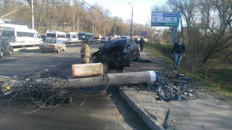 Авария дня. Столб и два автомобиля пострадали в Брянске
