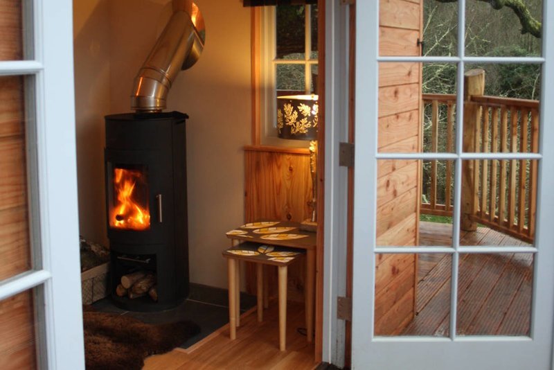 В гостиной есть большая дровяная печка, помогающая поддерживать тепло и уют 