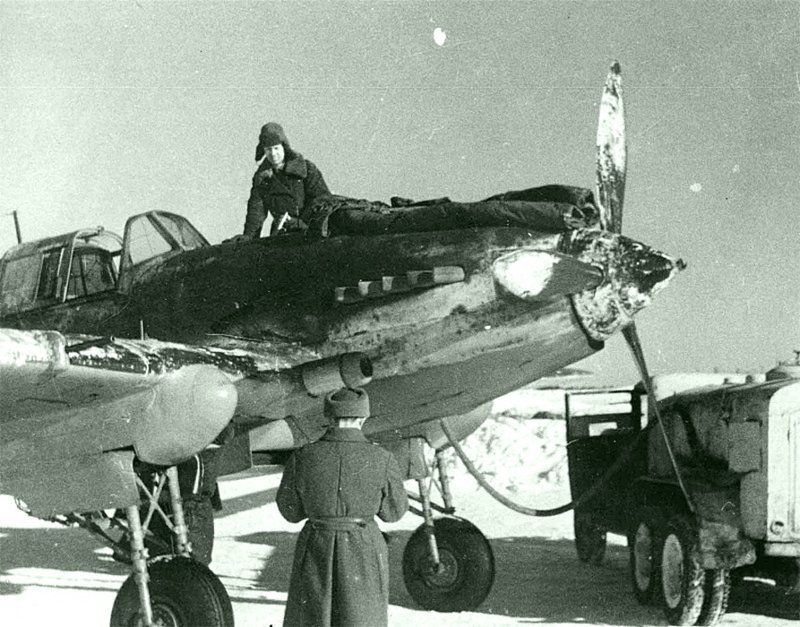 28. Авиатехник заправляет топливом  штурмовик Ил-2.