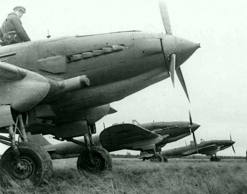 32. Советские одноместные штурмовики Ил-2 ранних серий на аэродромной стоянке. 1941 — 1942 гг.