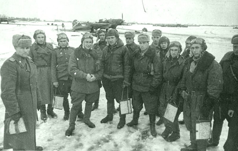 39. Группа советских летчиков у штурмовиков Ил-2 на аэродроме.