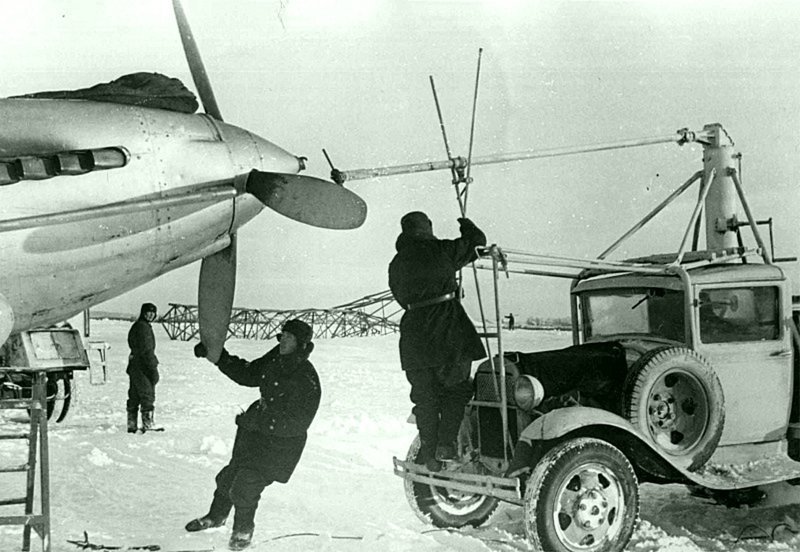 40. Запуск двигателя штурмовика Ил-2 Краснознаменного Балтийского флота на аэродроме при помощи авиастартера. Время съемки: декабрь 1941.   