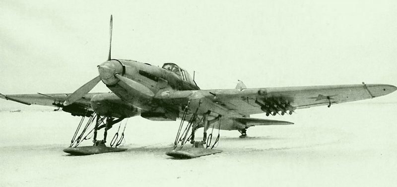 44. Советский штурмовик Ил-2 на лыжном шасси. Под крыльями штурмовика подвешены реактивные снаряды РС-132. Зима 1941—1942 гг.