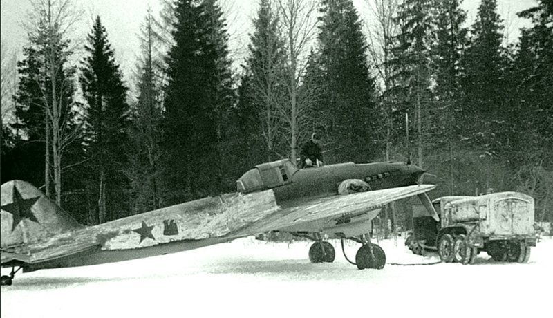 7. Заправка советского штурмовика Ил-2 на Северо-Западном фронте. Предположительно, самолет 33-го гвардейского штурмового авиаполка 243-й ШАД. Время съемки: 1943. 