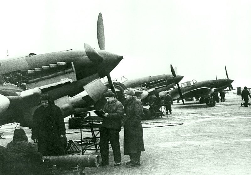 5. Штурмовики Ил-2 во дворе авиационного завода №18 имени Ворошилова.