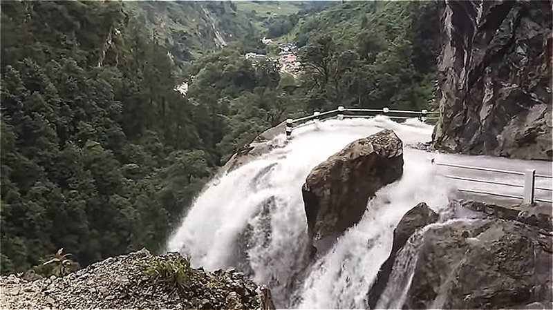 Эта горная автодорога в Непале известна как одна из самых опасных в мире
