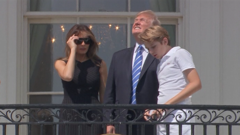 19. Трамп смотрит на солнечное затмение