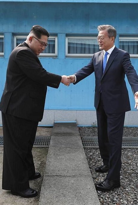 После этого Мун Чжэ Ин и Ким Чен Ын вместе шагнули на северокорейскую сторону