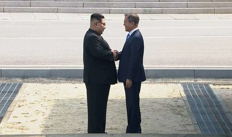 Долгожданная встреча состоялась у бетонного барьера, обозначающего линию раскола Кореи