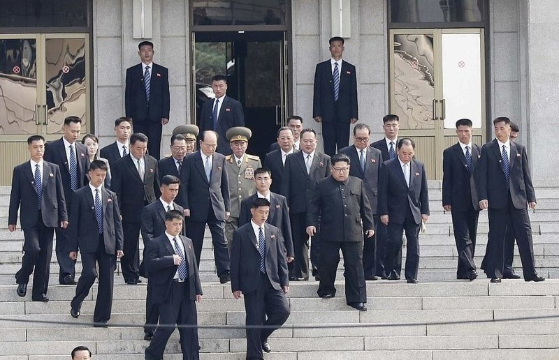 В состав северокорейской делегации вошли председатель президиума Верховного народного собрания КНДР, глава генштаба Корейской народной армии, министр иностранных дел, министр народных вооруженных сил