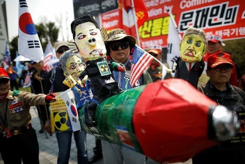 В то же время консервативно настроенные активисты жгут флаги КНДР и США