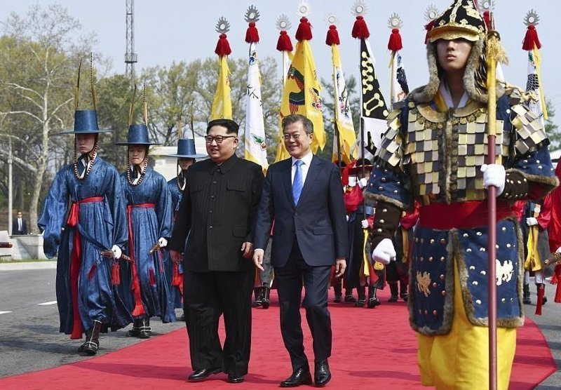 Лидеры двух государств в сопровождении почетного караула, облаченного в традиционные наряды королевской гвардии эпохи Чосон