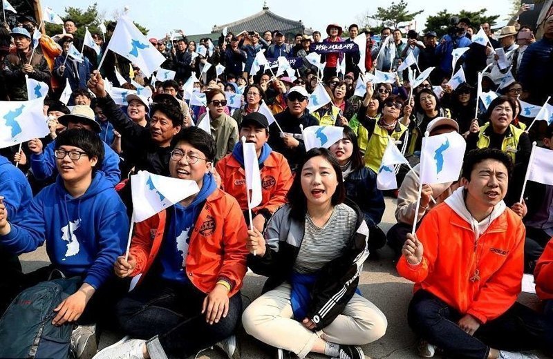Эмоции южнокорейцев во время просмотра межкорейского саммита