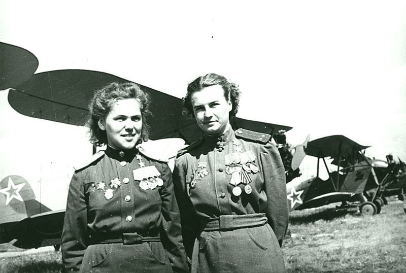 Советские летчицы Руфина Гашева и Наталья Меклин у самолетов По-2.  Время съемки: 1945. Автор: Иван Шагин