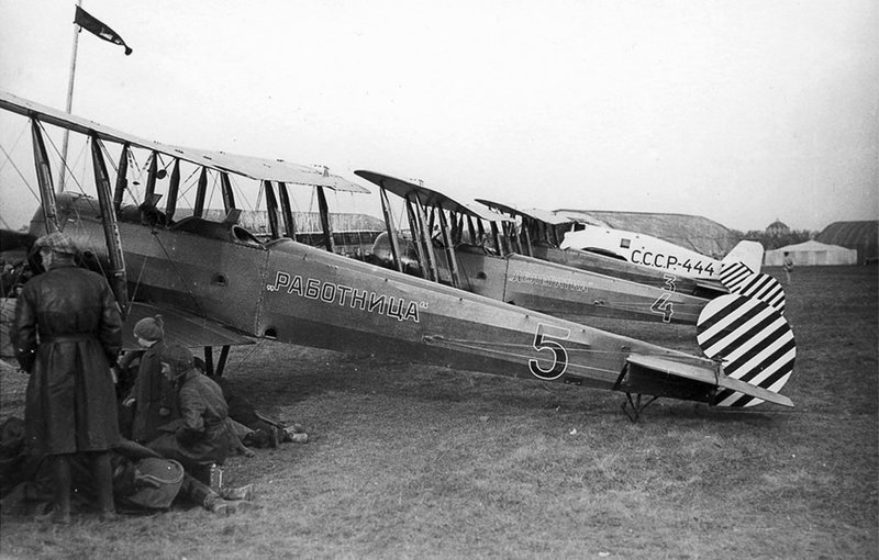 Самолеты У-1 "Работница" и "Делегатка", построенные на пожертвования советских женских организаций.