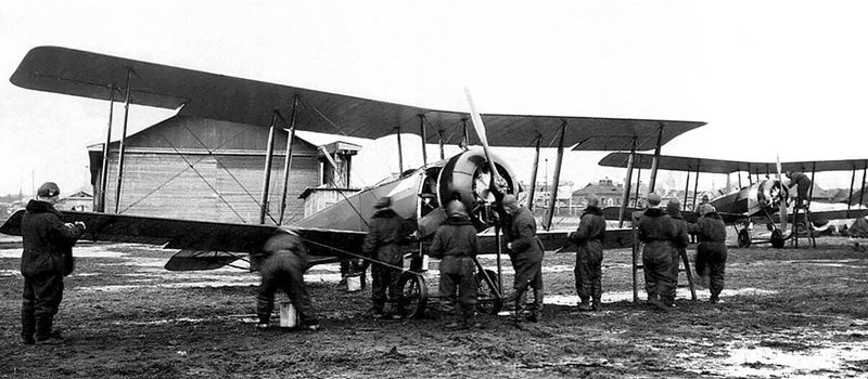 Подготовка У-1 к полету, еще один снимок из Ленинградской авиашколы.