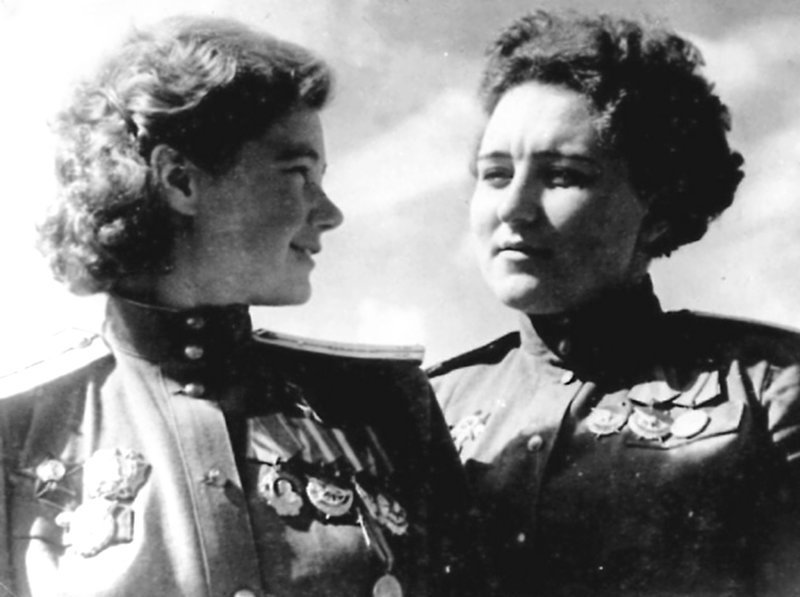 Командир 3-ей эскадрильи М. Смирнова и штурман 4-ой эскадрильи Т.Сумарокова. 1945г.