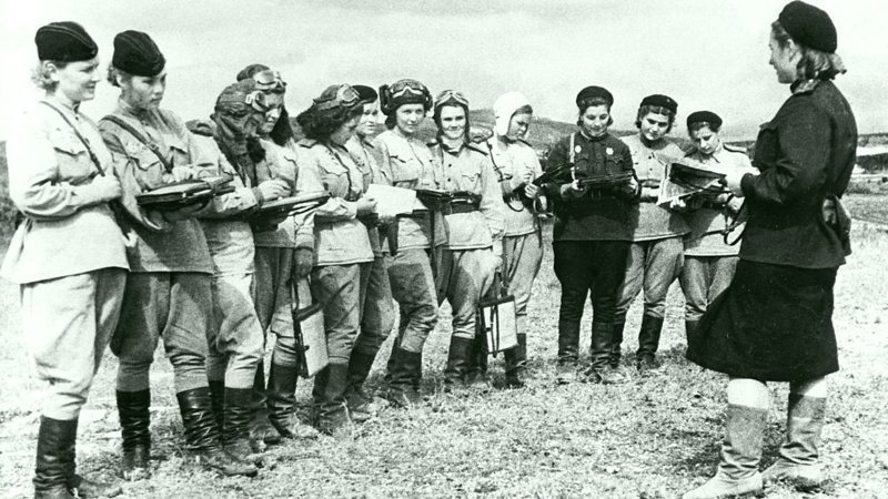 Женщины-пилоты из полка «Ночные ведьмы» получают указания перед предстоящим рейдом.