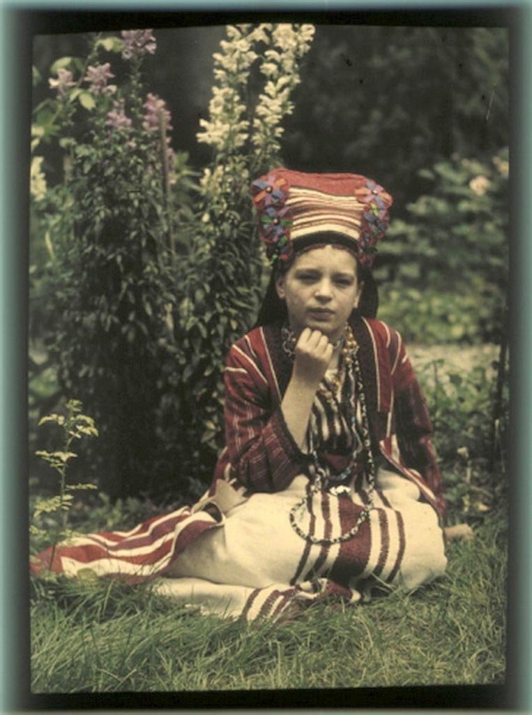Вера Козакова в народном костюме, 1914