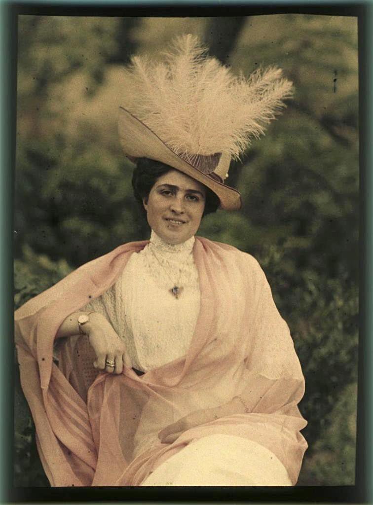 Портрет женщины в шляпе с перьями (Насакова)