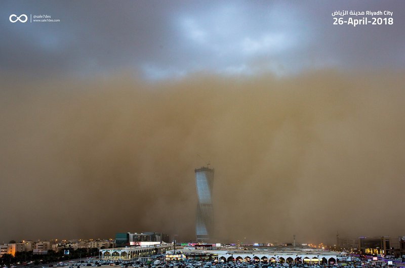Фотограф опубликовал эпичное видео песчаной бури, за секунды поглотившей город