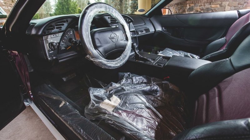 Коллекцию из 16 автомобилей безопасности Chevrolet Corvette пустят с молотка