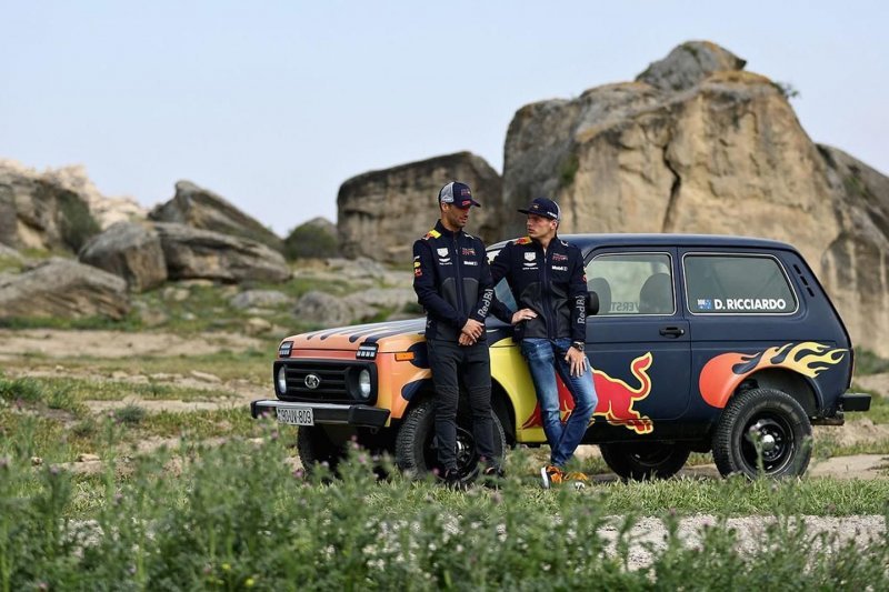Гонщики Формулы-1 прокатились на Ниве в Азербайджане
