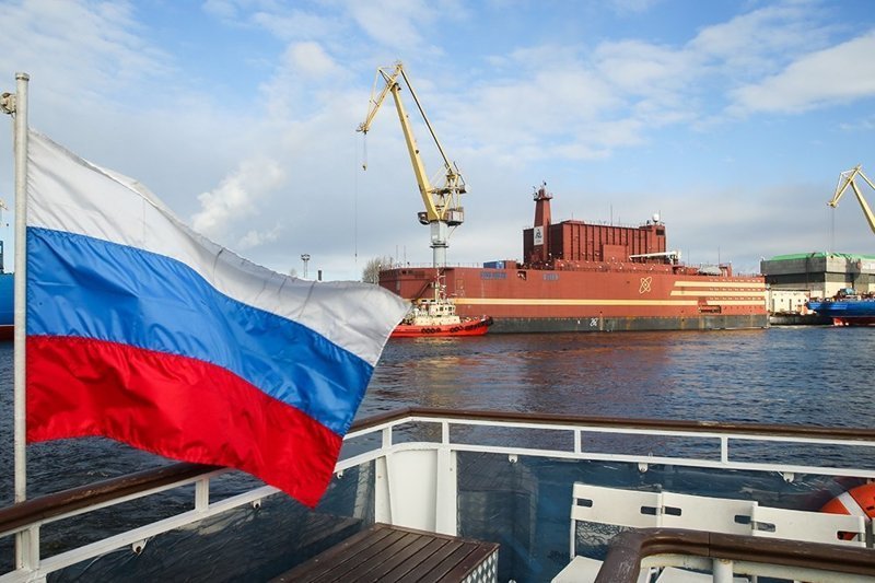 Первый в мире плавучий атомный энергоблок отправился из Санкт-Петербурга в Мурманск