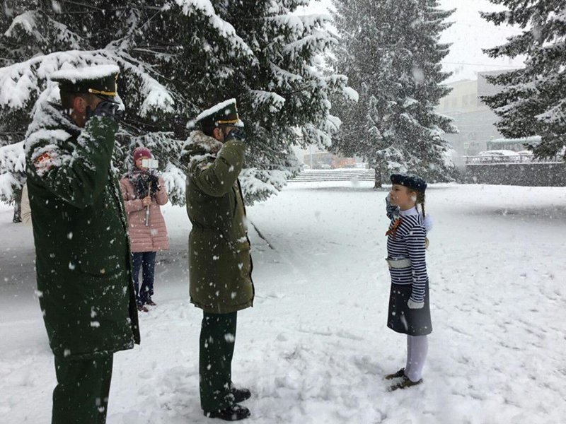 Спирт и витамины получили дети, маршировавшие в летней форме по снегу