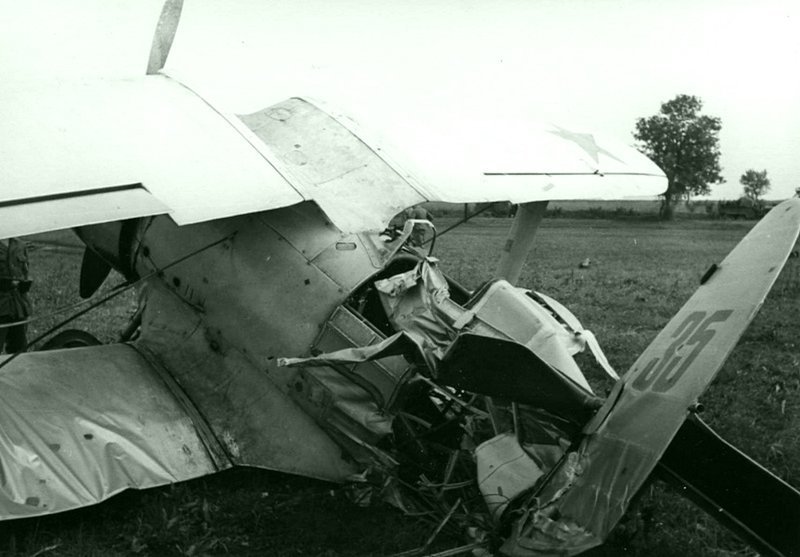 Советский истребитель И-153 №35, выведенный из строя и брошенный на аэродроме на Украине, возможно на аэродроме Адамы, находившийся северо-восточнее Буска.  Время съемки: июнь 1941.