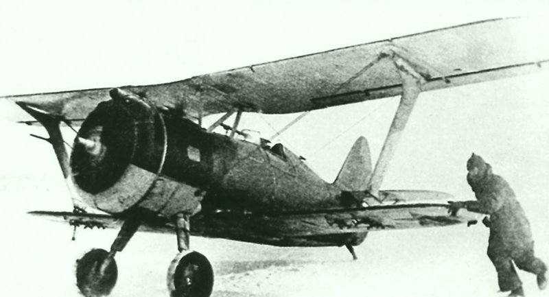 Советский штурмовик И-15бис выруливает на взлет перед боевым вылетом во время советско-финской войны.