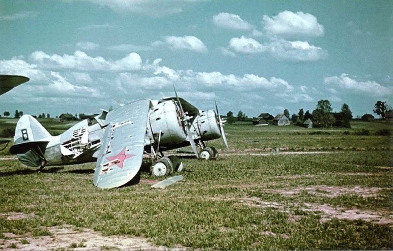 Советские истребители И-153, поврежденные и брошенные на аэродроме. Время съемки: 1941.