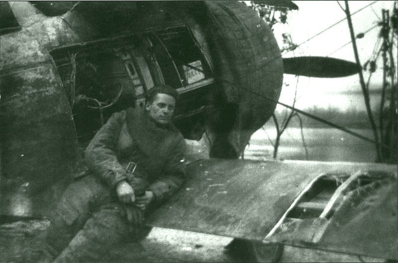 Сержант А.А. Повитский после возвращения с задания у своего самолета И-153, поврежденного огнем зенитной артиллерии.