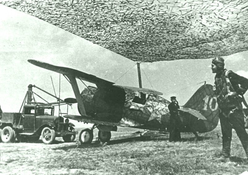 Советский истребитель И-153 «Чайка» на аэродроме под маскировочной сетью. Время съемки: 1941.