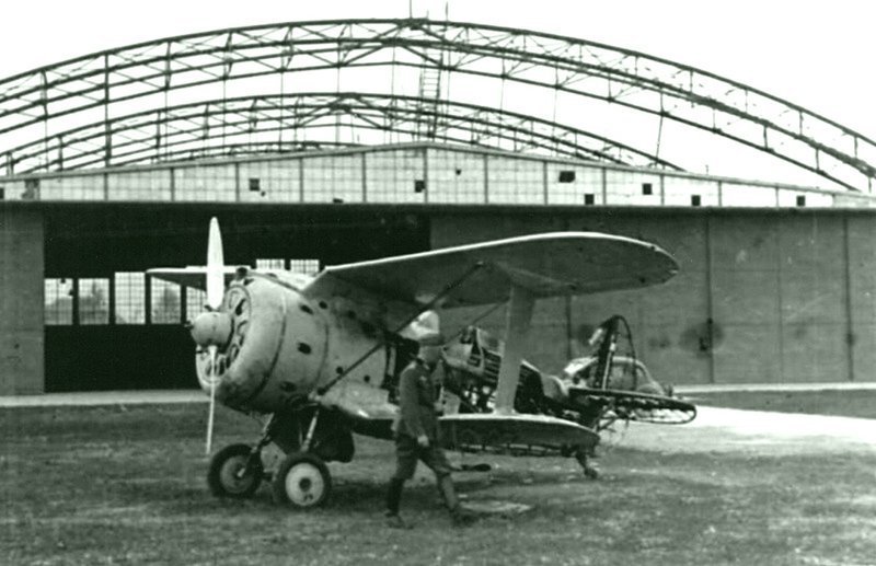 Поврежденный советский самолет-истребитель И-153 «Чайка» на захваченном немцами аэродроме. Время съемки: 1941. 