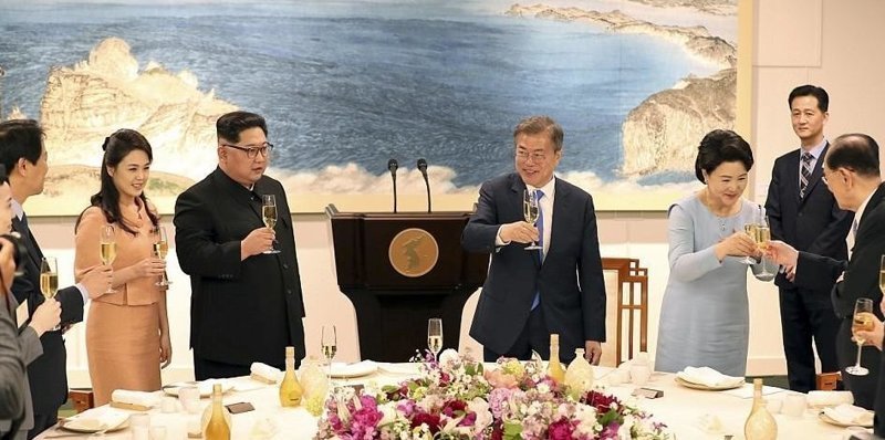 Жены руководителей двух Корей встретились лицом к лицу